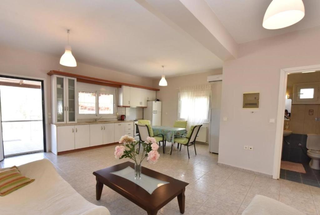 Apartments In A Villa By The Beautiful Sea Bay Nea Poteidaia Exterior foto