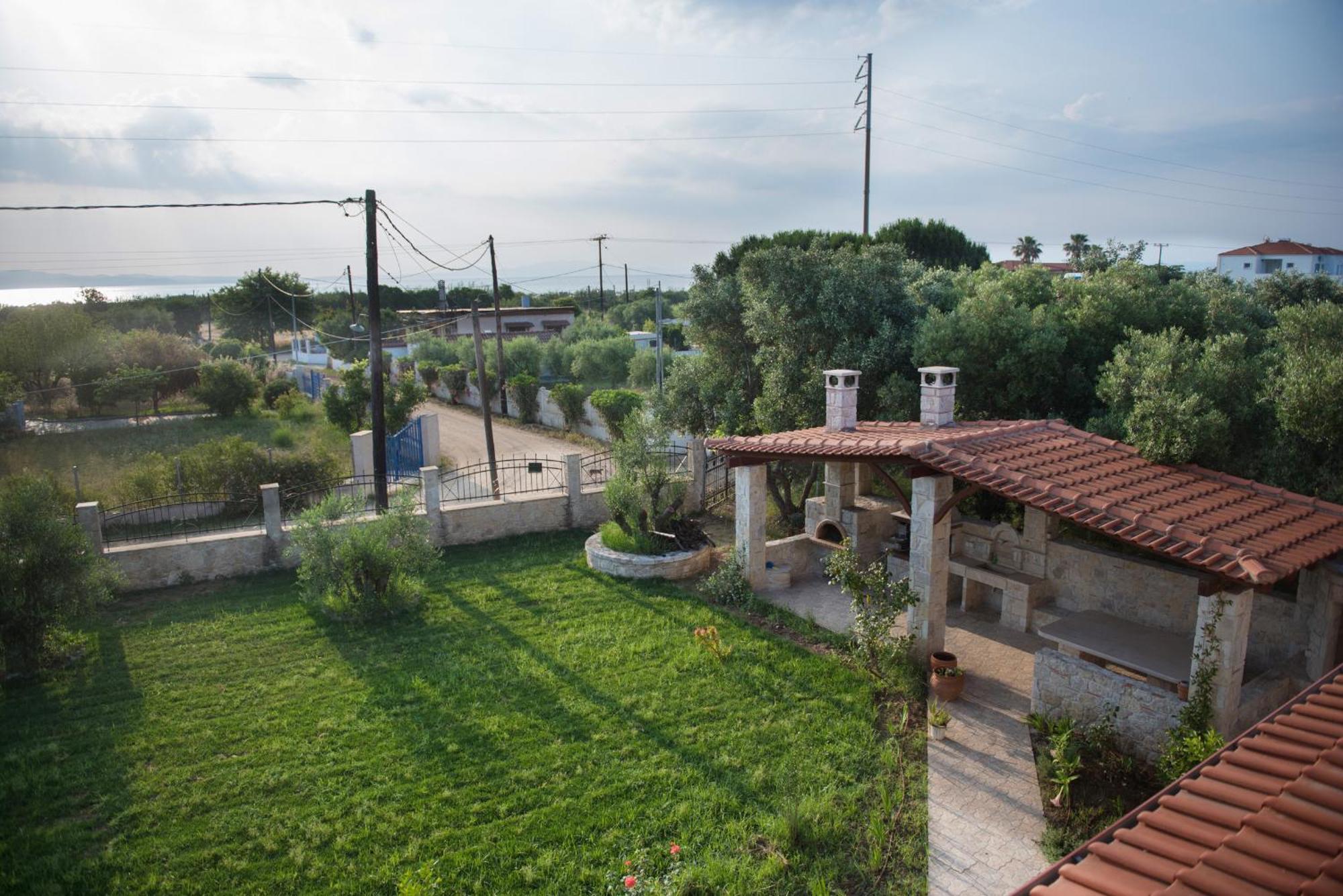Apartments In A Villa By The Beautiful Sea Bay Nea Poteidaia Exterior foto